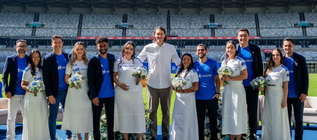 Betnacional e Cruzeiro se unem para celebrar casamento e renovação de votos de casais no gramado do Mineirão