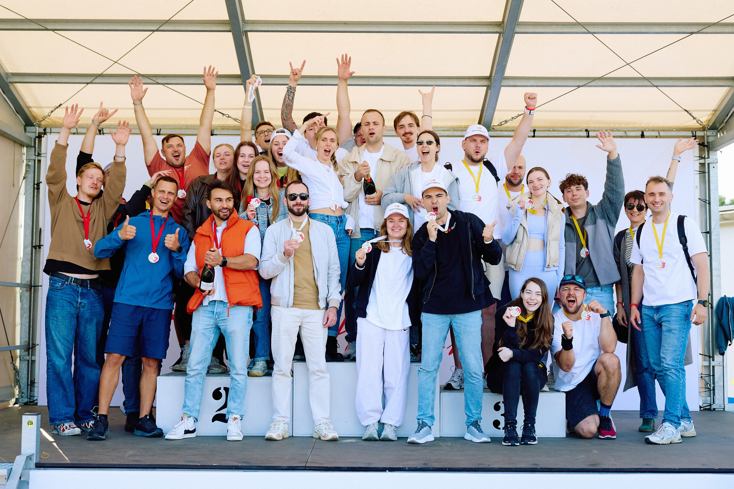 SOFTSWISS comemora 17º aniversário com corrida de F4 para equipe e parceiros 2