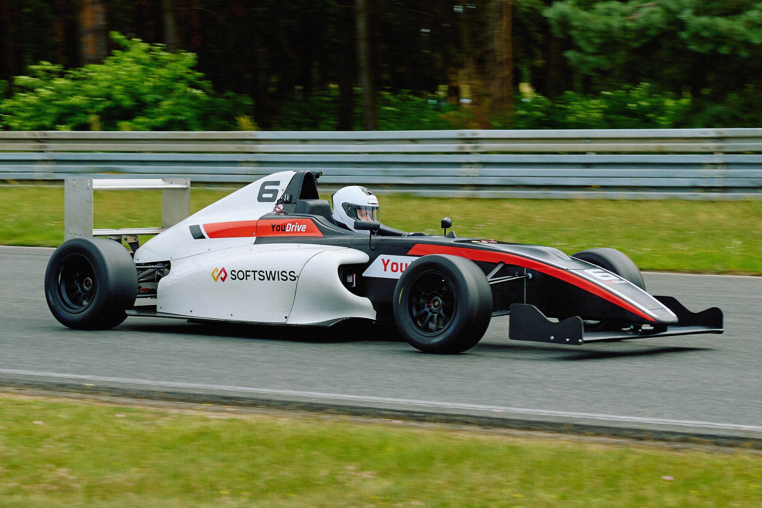 SOFTSWISS comemora 17º aniversário com corrida de F4 para equipe e parceiros 3