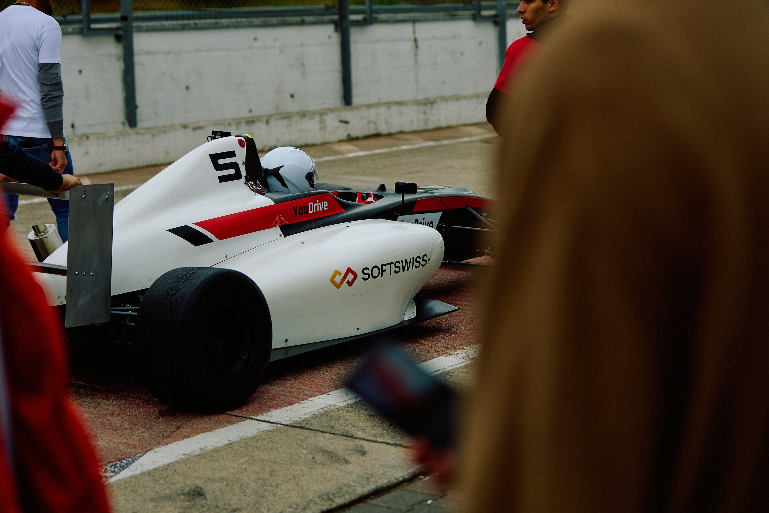 SOFTSWISS comemora 17º aniversário com corrida de F4 para equipe e parceiros