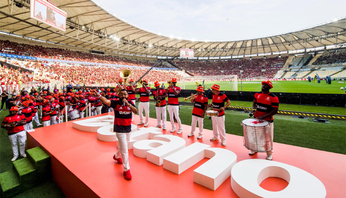 Betano e Flamengo celebram um ano de parceria com maior mosaico 3D do Maracanã e show de Dudu Nobre com a Charanga Rubro-Negra 2