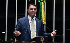 Flávio Bolsonaro promete proibir uso de recursos de programas sociais em bets, mas medida já está em vigor