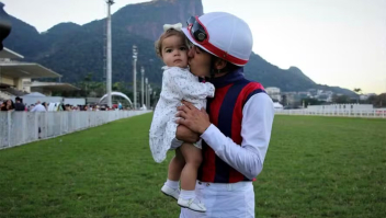 Jóquei de 27 anos morre após queda de cavalo durante corrida na Gávea