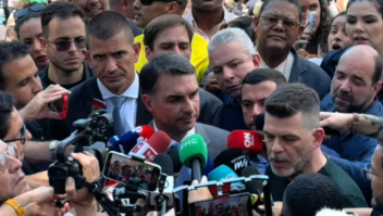 Flávio Bolsonaro promete proibir apostas online e "jogo do tigrinho"