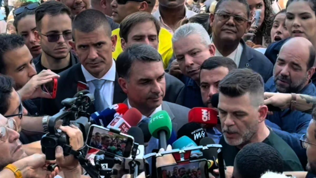 Flávio Bolsonaro promete proibir apostas online e "jogo do tigrinho"