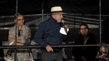Lula critica times de futebol e Janja faz sinal para presidente parar