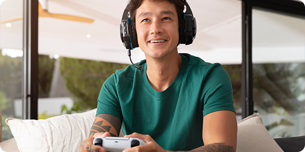 homem jogando vídeogame